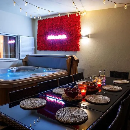 Willa 2 Jacuzis Villa-rooftop-airhockey-glamroom-igready