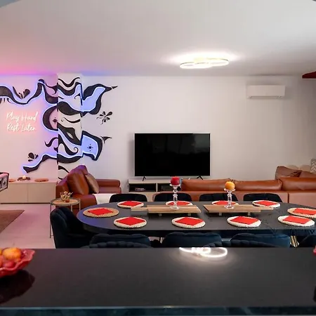 Willa 2 Jacuzis Villa-rooftop-airhockey-glamroom-igready