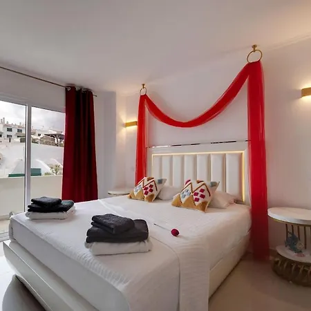 Villa 2 Jacuzis Villa-rooftop-airhockey-glamroom-igready