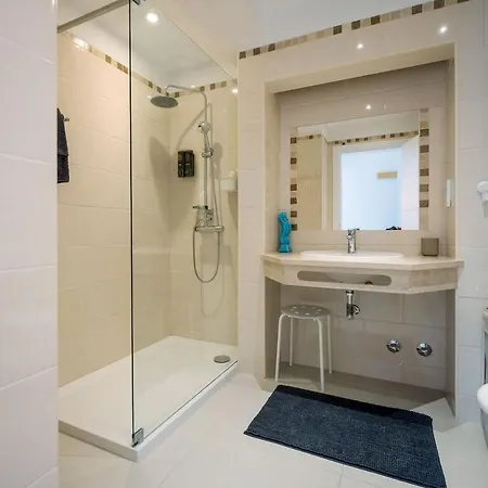 Willa 2 Jacuzis Villa-rooftop-airhockey-glamroom-igready Albufeira