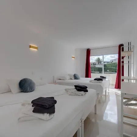 2 Jacuzis Villa-rooftop-airhockey-glamroom-igready Willa