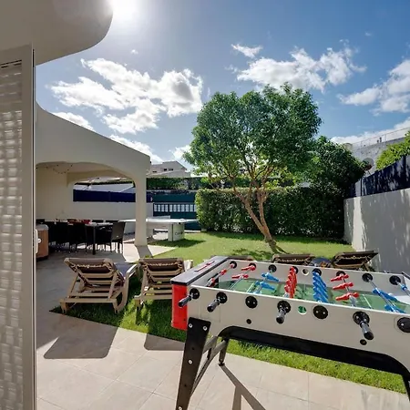 2 Jacuzis Villa-rooftop-airhockey-glamroom-igready Villa *