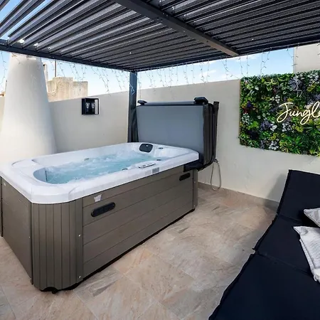2 Jacuzis Villa-rooftop-airhockey-glamroom-igready *