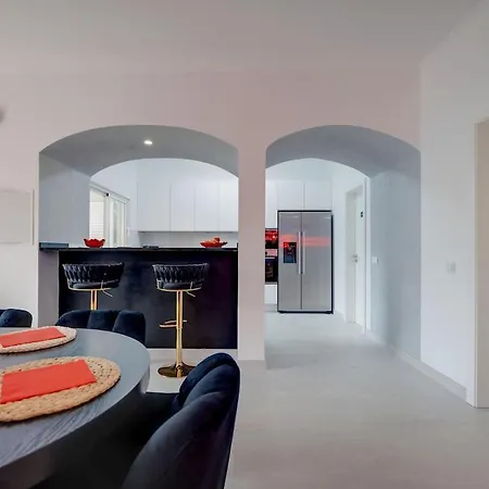 2 Jacuzis Villa-rooftop-airhockey-glamroom-igready *