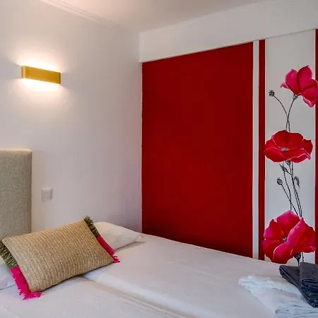 Willa 2 Jacuzis Villa-rooftop-airhockey-glamroom-igready