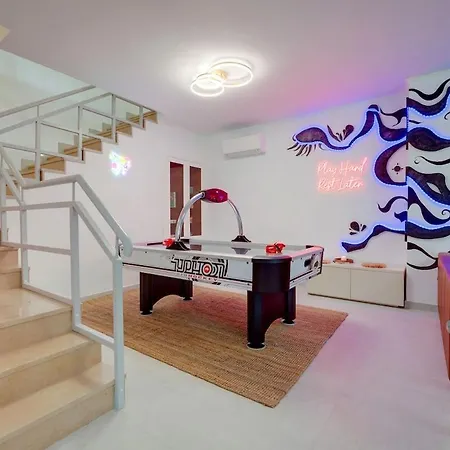 Willa 2 Jacuzis Villa-rooftop-airhockey-glamroom-igready Albufeira
