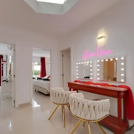 Willa 2 Jacuzis Villa-rooftop-airhockey-glamroom-igready *