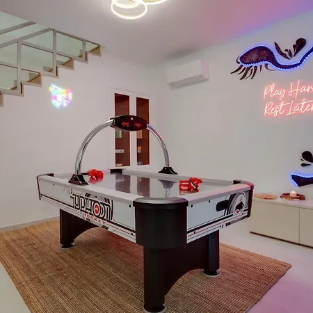 2 Jacuzis Villa-rooftop-airhockey-glamroom-igready *