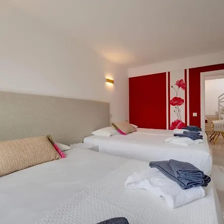 Willa 2 Jacuzis Villa-rooftop-airhockey-glamroom-igready *